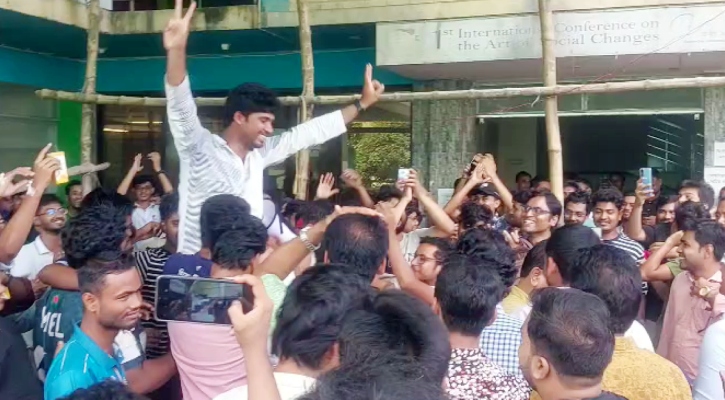 স্থায়ী ক্যাম্পাসের অনুমোদন, অনশন ভেঙে রবীন্দ্র বিশ্ববিদ্যালয়ের শিক্ষার্থীদের উল্লাস